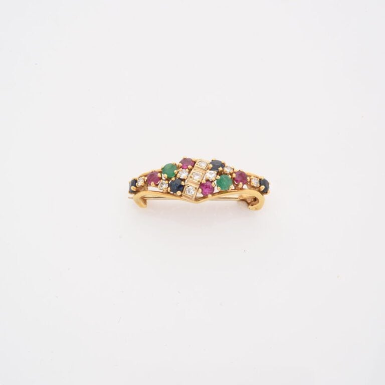 Petite broche en or jaune (750) ajouré entièrement pavée de petits diamants tai…