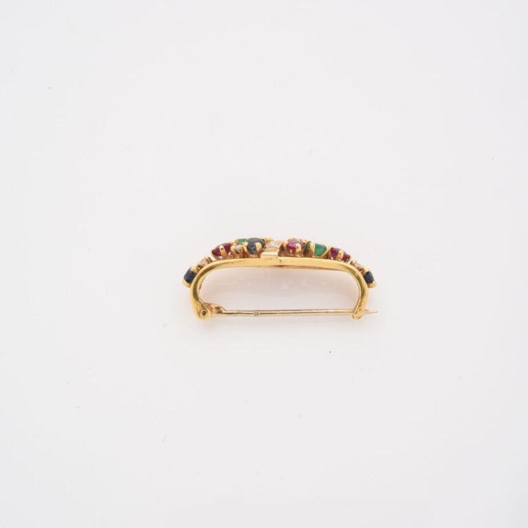 Petite broche en or jaune (750) ajouré entièrement pavée de petits diamants tai…