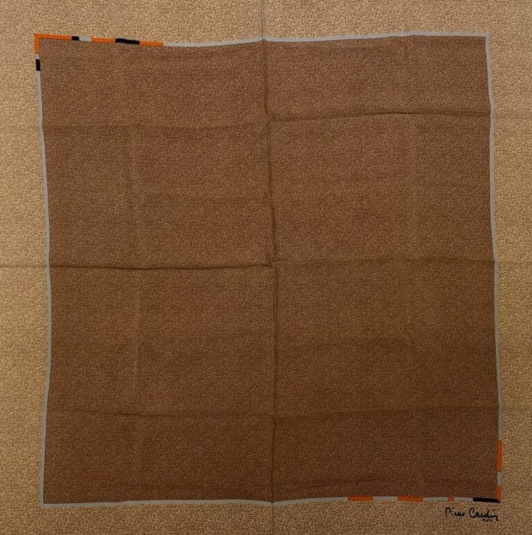 Pierre CARDIN, Inès de la FRESSANGE - Lot de deux foulards en soie, l'un à déco…