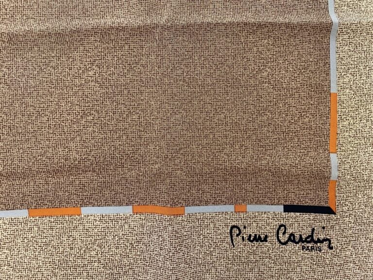 Pierre CARDIN, Inès de la FRESSANGE - Lot de deux foulards en soie, l'un à déco…