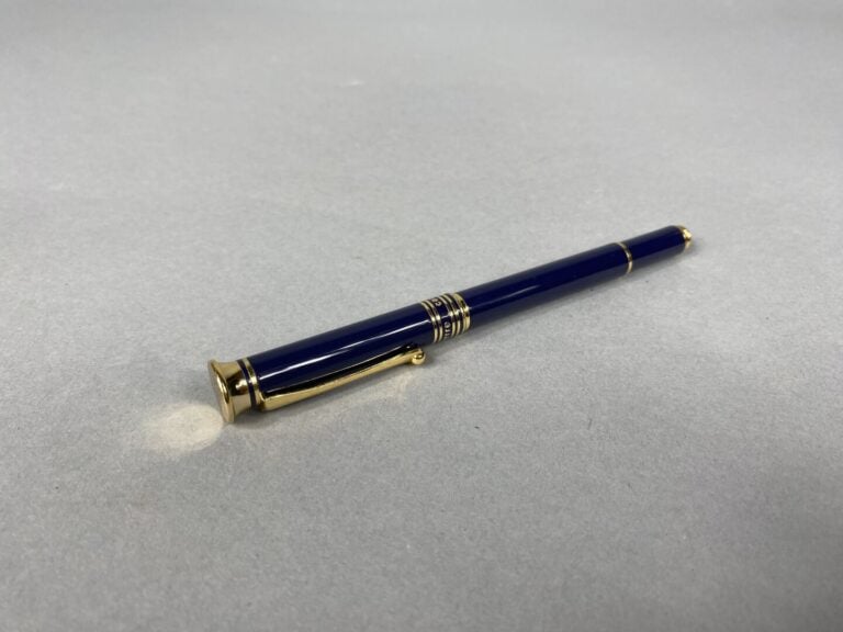 Pierre CARDIN - Lot de deux stylos bille, avec écrin - On joint deux autres sty…