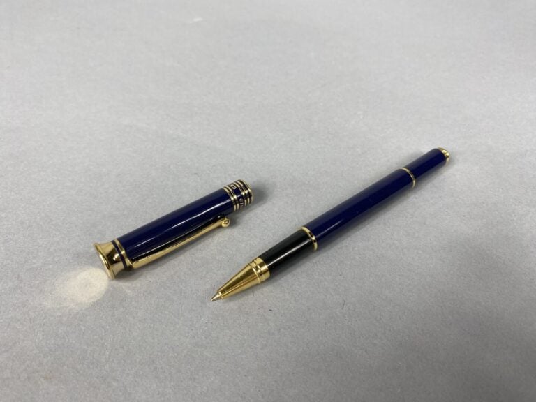 Pierre CARDIN - Lot de deux stylos bille, avec écrin - On joint deux autres sty…