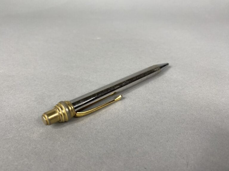 Pierre CARDIN - Lot de deux stylos bille, avec écrin - On joint deux autres sty…
