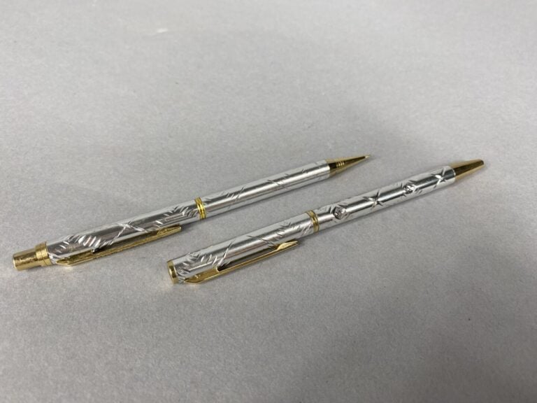Pierre CARDIN - Lot de deux stylos bille, avec écrin - On joint deux autres sty…