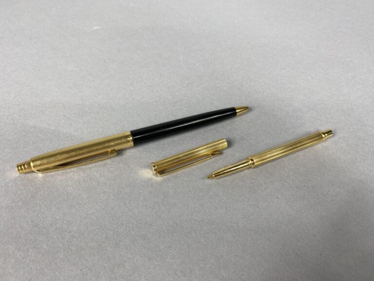 Pierre CARDIN - Lot de deux stylos bille, avec écrin - On joint deux autres sty…