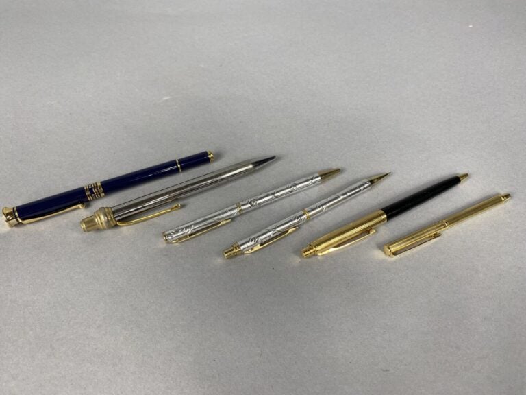 Pierre CARDIN - Lot de deux stylos bille, avec écrin - On joint deux autres sty…