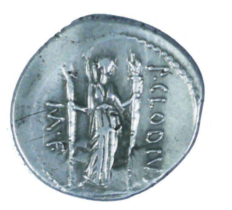 Rome- Claudia (42 avant J.C) - Denier - A : Tête laurée d'Apollon à droite - R…