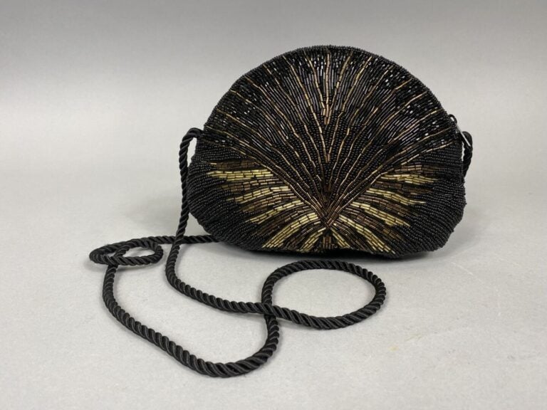 Sac du soir en tissu noir à décor géométrique en perles et tubes brodés