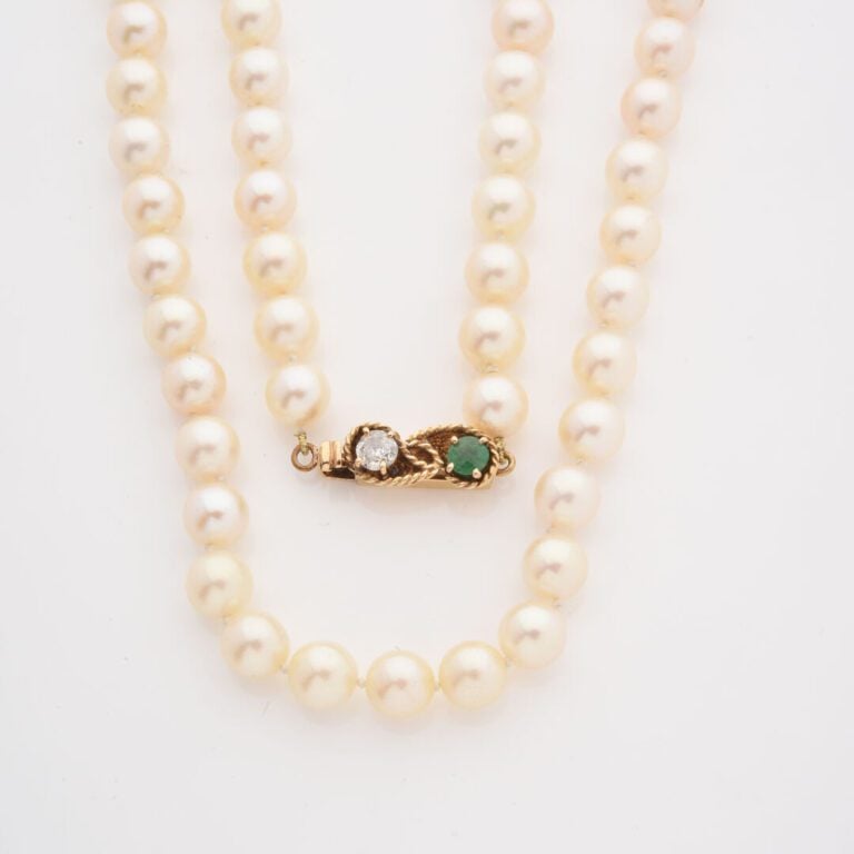 Sautoir orné de perles de culture, fermoir cliquet en or jaune (750) orné d'un…