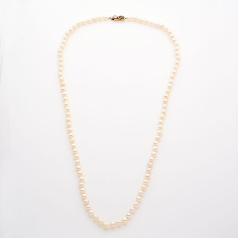Sautoir orné de perles de culture, fermoir cliquet en or jaune (750) orné d'un…