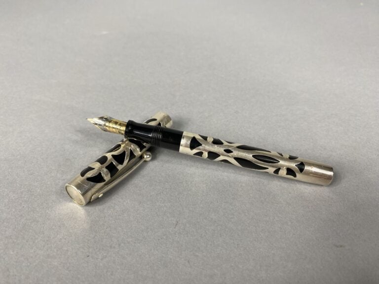 SHEAFFER. Modèle Nostalgia - Stylo-plume en résine noire et argent (925) à déco…