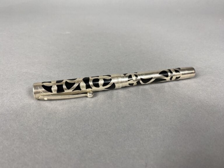 SHEAFFER. Modèle Nostalgia - Stylo-plume en résine noire et argent (925) à déco…