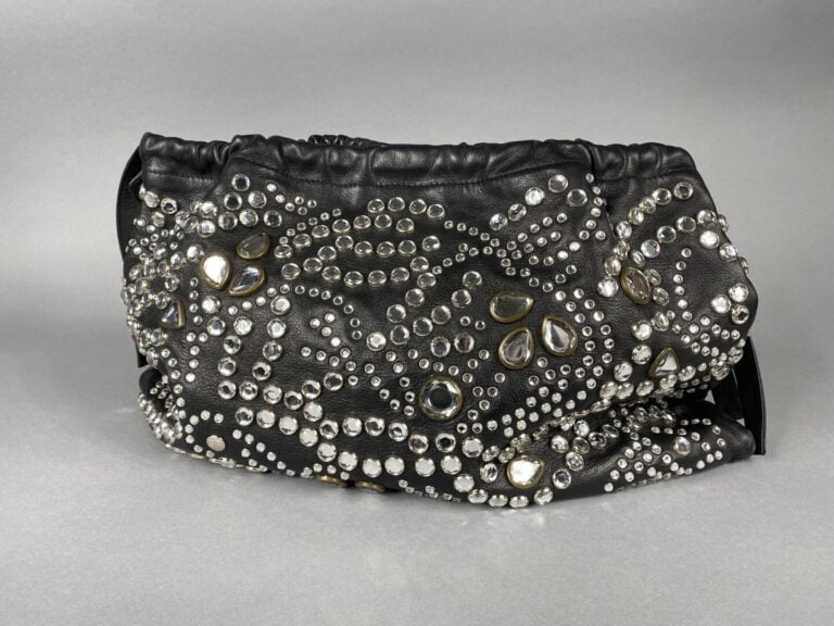 Sonia RYKIEL - Petit sac en cuir noir et strass porté épaule. Intérieur tissu n…