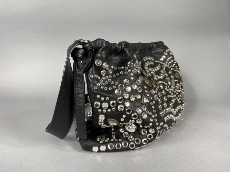 Sonia RYKIEL - Petit sac en cuir noir et strass porté épaule. Intérieur tissu n…