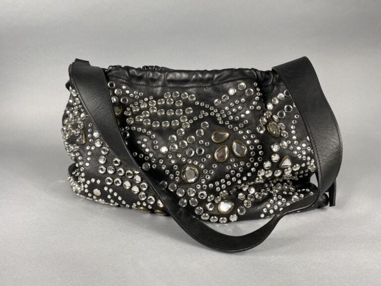 Sonia RYKIEL - Petit sac en cuir noir et strass porté épaule. Intérieur tissu n…