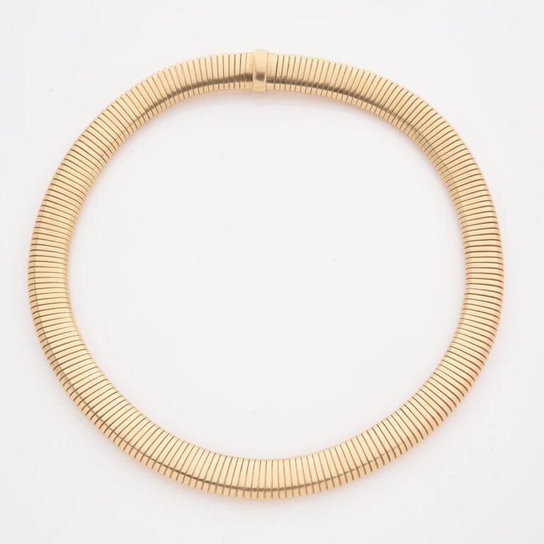 TIFFANY & Co - Collier en or jaune (585) à maille spirotube plate, fermoir cliq…