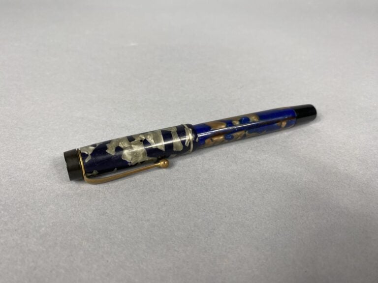 WATERMAN, BURNHAM, etc - Lot de quatre stylos-plume anciens en résine ou bakéli…