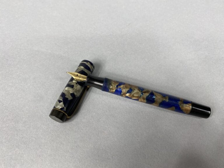 WATERMAN, BURNHAM, etc - Lot de quatre stylos-plume anciens en résine ou bakéli…