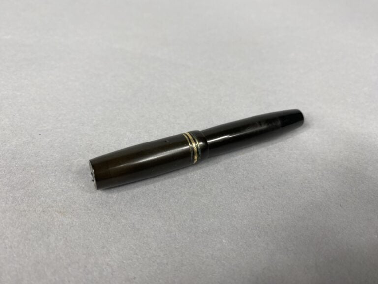 WATERMAN, BURNHAM, etc - Lot de quatre stylos-plume anciens en résine ou bakéli…