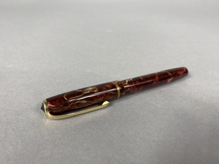 WATERMAN, BURNHAM, etc - Lot de quatre stylos-plume anciens en résine ou bakéli…