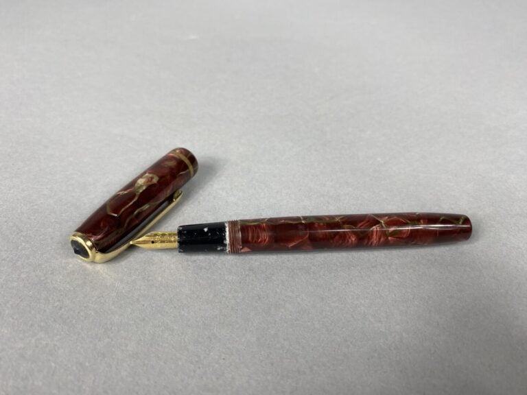 WATERMAN, BURNHAM, etc - Lot de quatre stylos-plume anciens en résine ou bakéli…