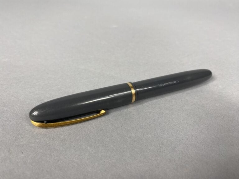 WATERMAN, BURNHAM, etc - Lot de quatre stylos-plume anciens en résine ou bakéli…