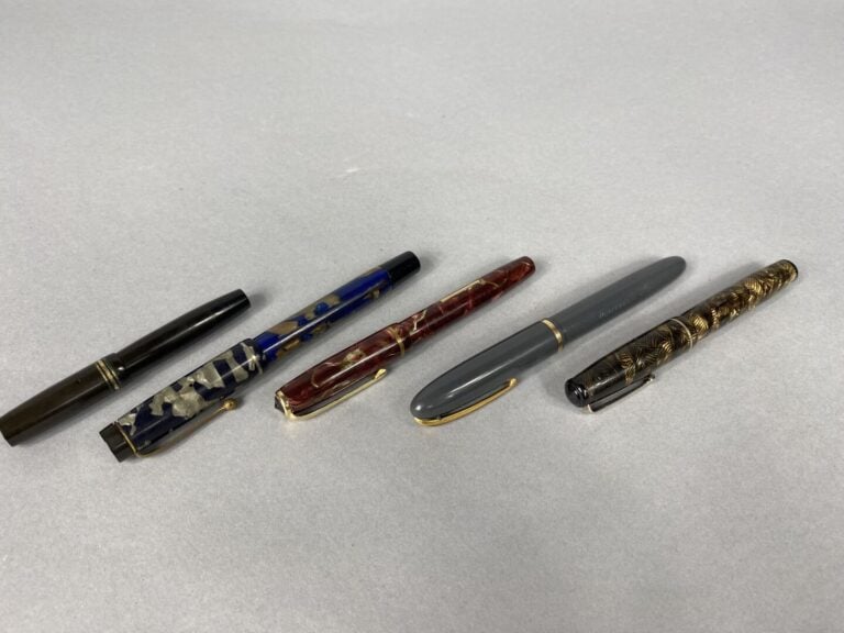 WATERMAN, BURNHAM, etc - Lot de quatre stylos-plume anciens en résine ou bakéli…