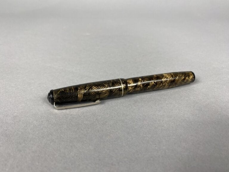 WATERMAN, BURNHAM, etc - Lot de quatre stylos-plume anciens en résine ou bakéli…