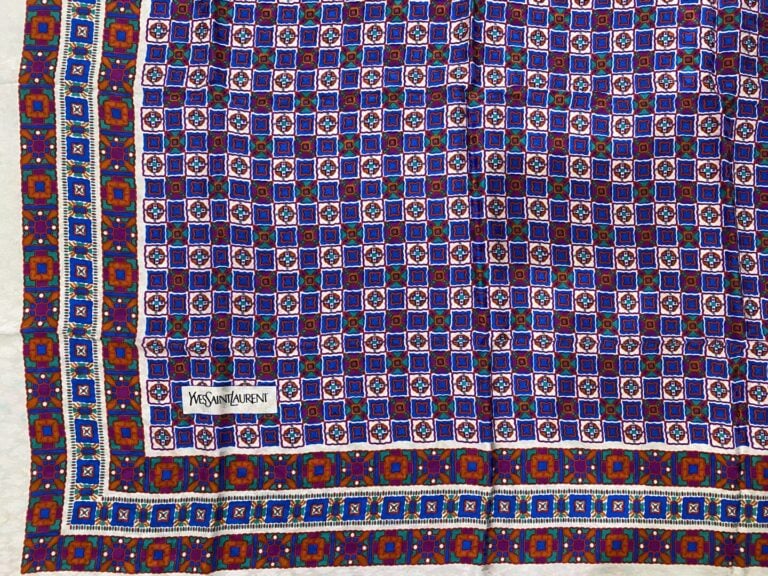 Yves SAINT LAURENT - Carré en soie à décor mosaïqué multicolore sur fond rose p…