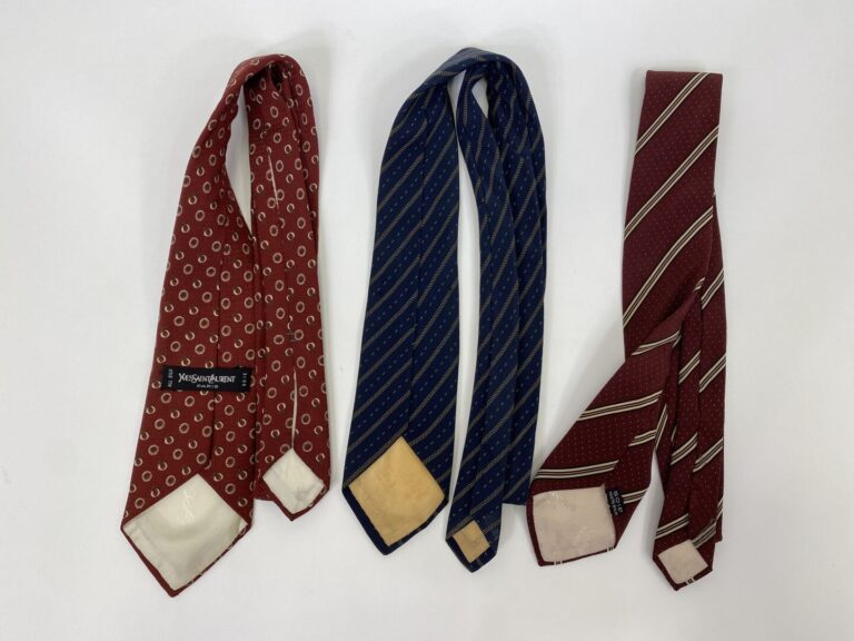 Yves SAINT LAURENT - Cravate en soie à motifs stylisés sur fond rouge - On y jo…