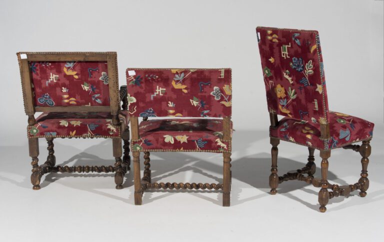 1 chaise et 2 fauteuils en bois naturel tournés en balustre ou en chapelet. - X…