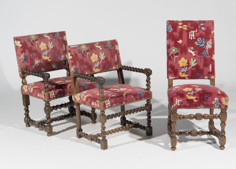 1 chaise et 2 fauteuils en bois naturel tournés en balustre ou en chapelet. - X…