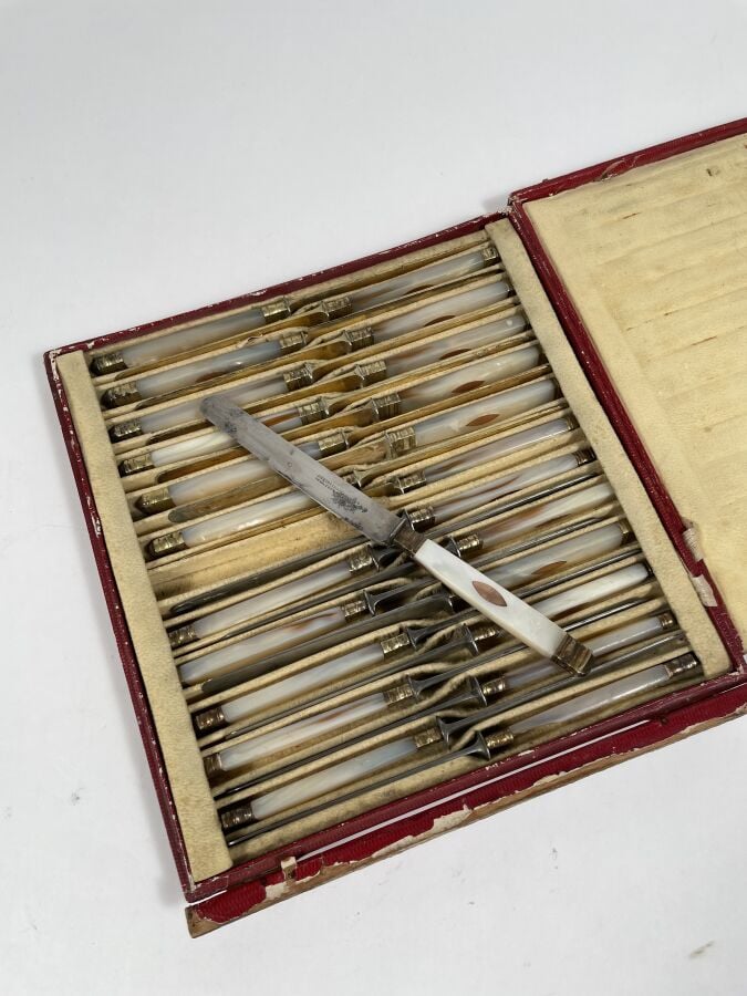 12 couteaux manche nacre et lame vermeil (82 g bruts), 12 couteaux manche nacre…