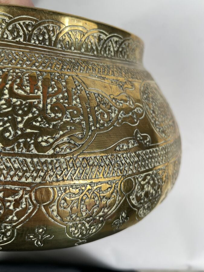 4 métaux du Levant à décor gravé de calligraphies et de motifs végétaux - Levan…