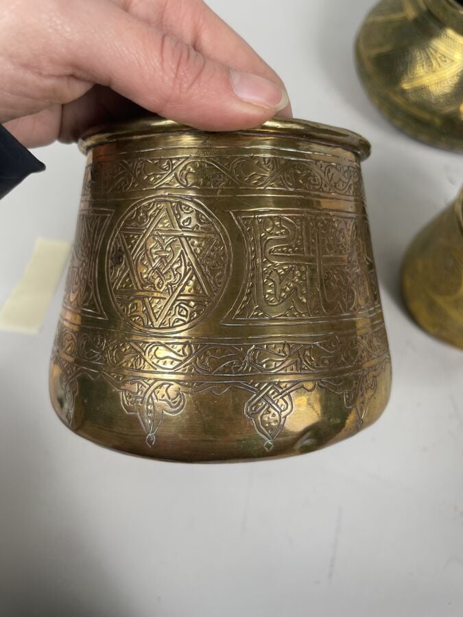 4 métaux du Levant à décor gravé de calligraphies et de motifs végétaux - Levan…
