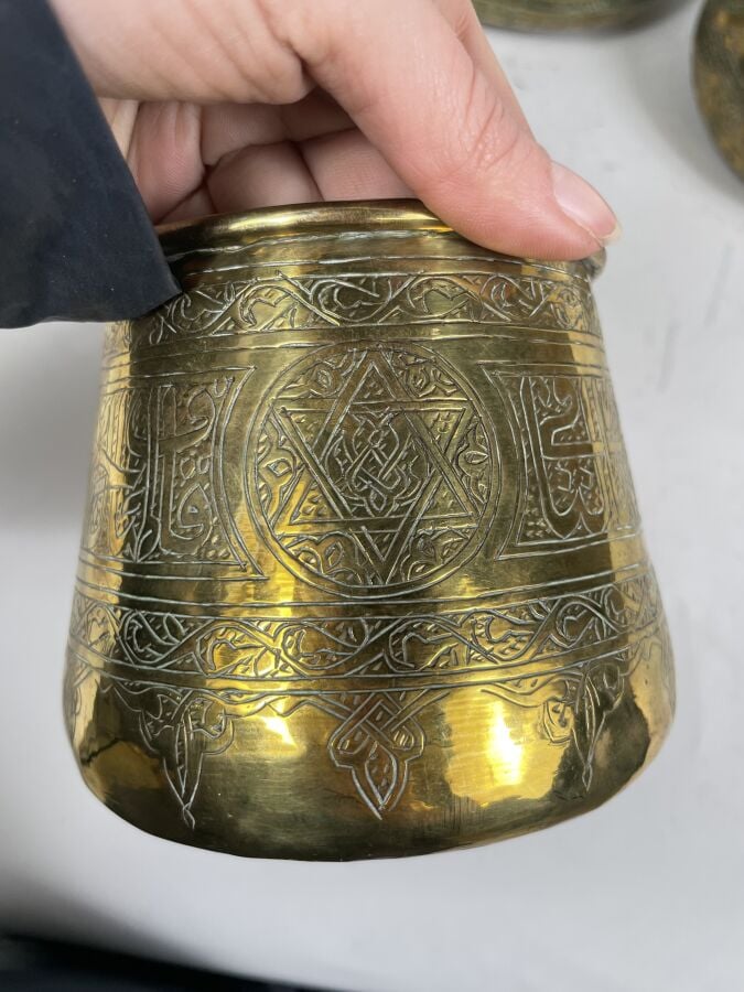4 métaux du Levant à décor gravé de calligraphies et de motifs végétaux - Levan…