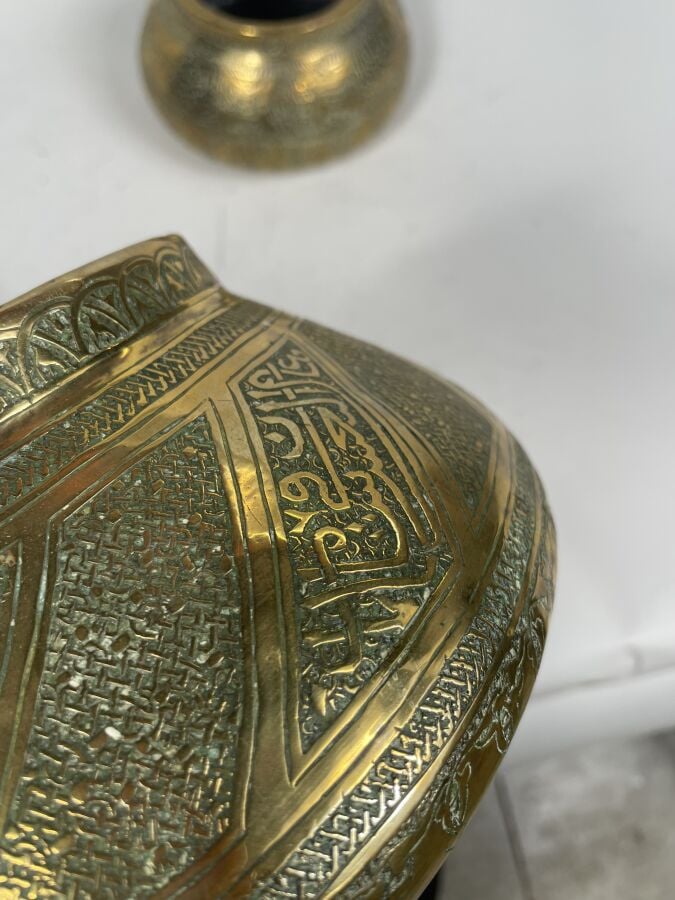 4 métaux du Levant à décor gravé de calligraphies et de motifs végétaux - Levan…