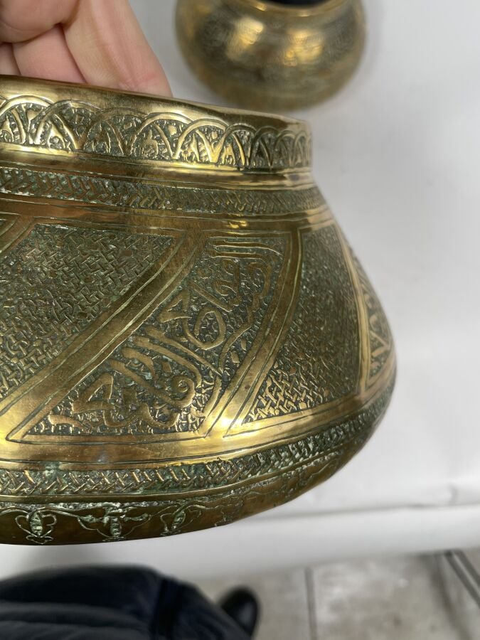 4 métaux du Levant à décor gravé de calligraphies et de motifs végétaux - Levan…