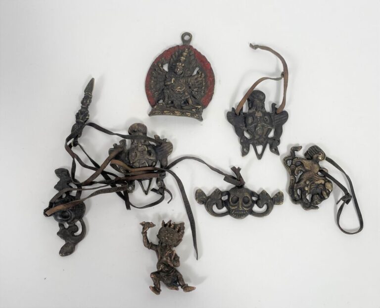 8 pendentifs amulettes en bronze Tibet ou Népal. - Tailles diverses