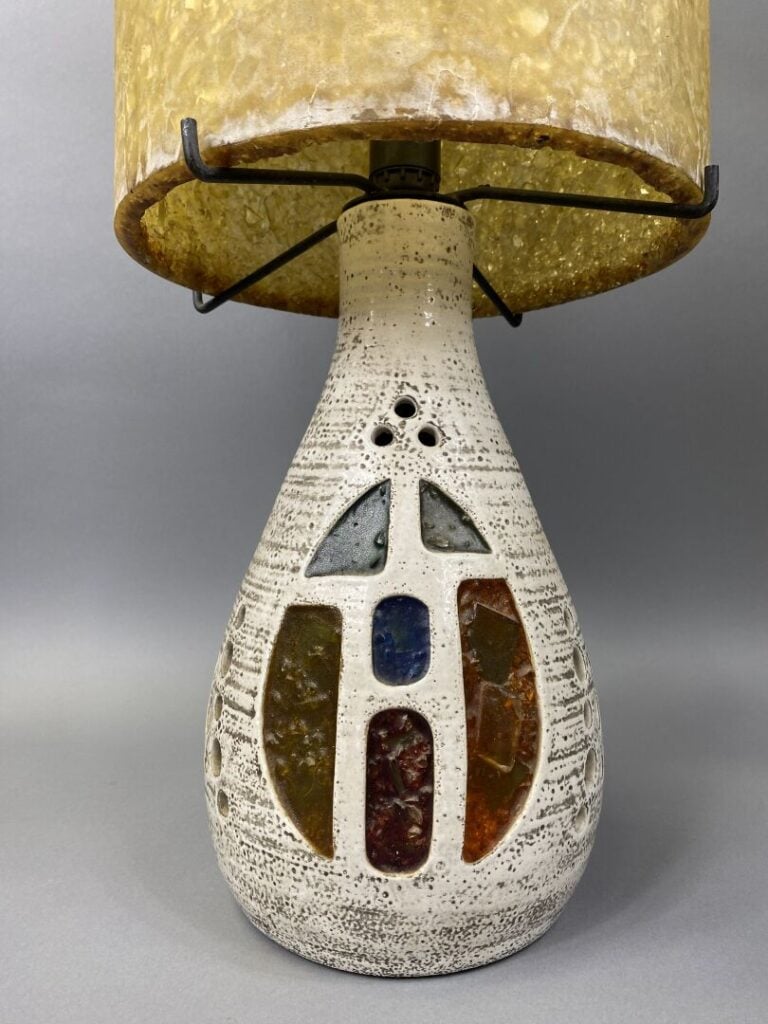 ACCOLAY - Lampe en céramique glaçurée blanc et verre coloré, abat-jour en résin…