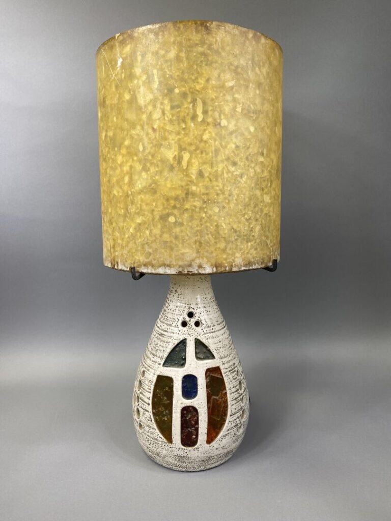 ACCOLAY - Lampe en céramique glaçurée blanc et verre coloré, abat-jour en résin…