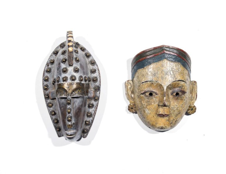Afrique. Deux masques décoratifs (Hauteur : 32 et 22 cm)