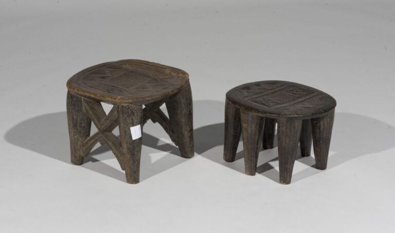AFRIQUE. Deux tabourets bas à décor géométrique