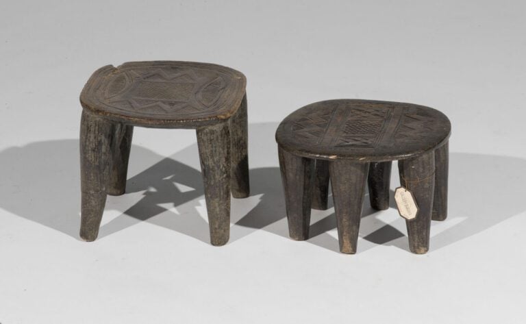 AFRIQUE. Deux tabourets bas à décor géométrique