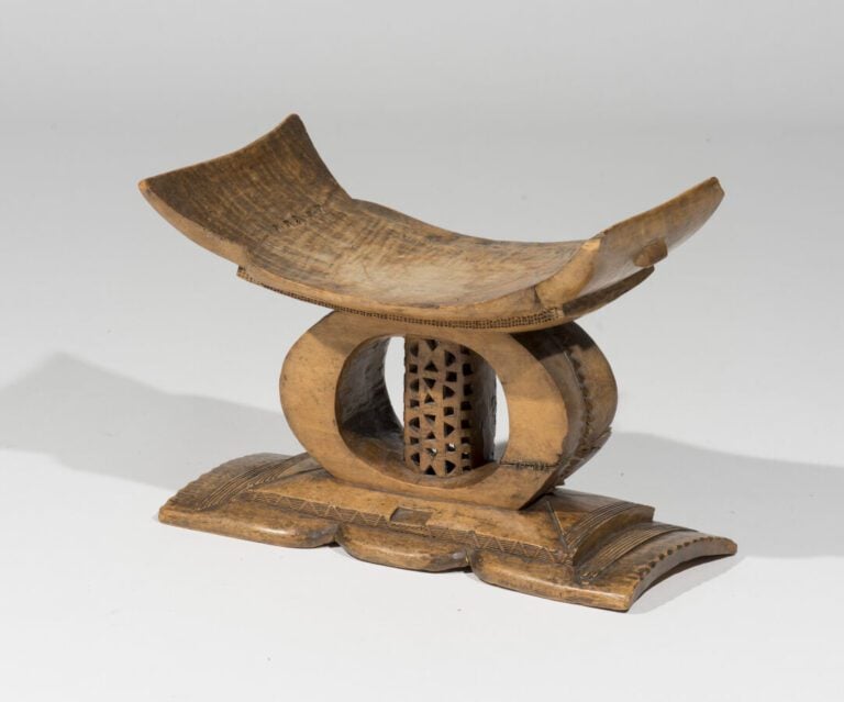AFRIQUE. Deux tabourets curule (37 x 56 x 29 cm ) et une chaise (80 x 41 x 34 c…