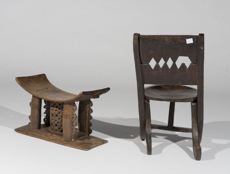 AFRIQUE. Deux tabourets curule (37 x 56 x 29 cm ) et une chaise (80 x 41 x 34 c…