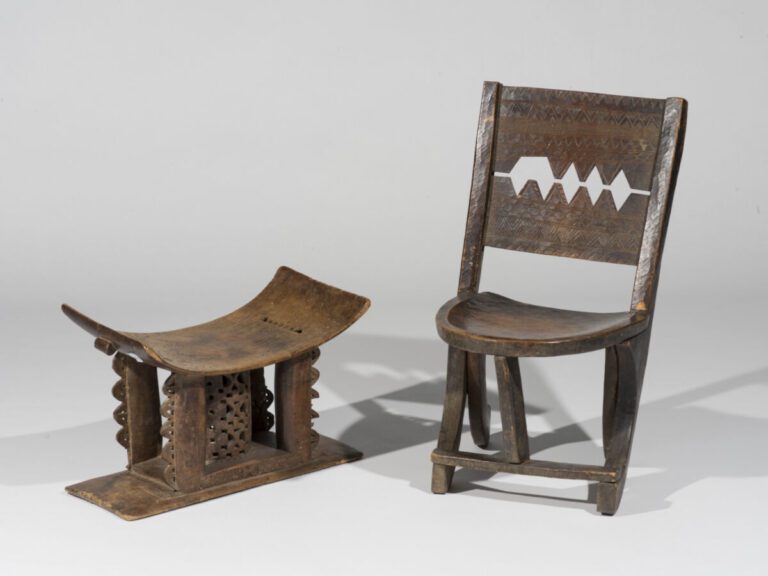 AFRIQUE. Deux tabourets curule (37 x 56 x 29 cm ) et une chaise (80 x 41 x 34 c…