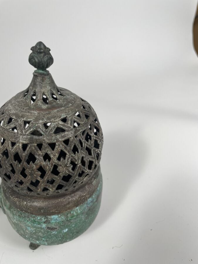 Aiguière en bronze Seldjoukide ; la panse gravée d'animaux et personnages styli…