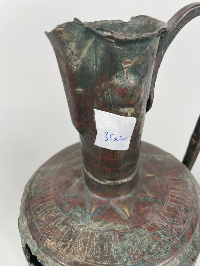 Aiguière en bronze Seldjoukide ; la panse gravée d'animaux et personnages styli…