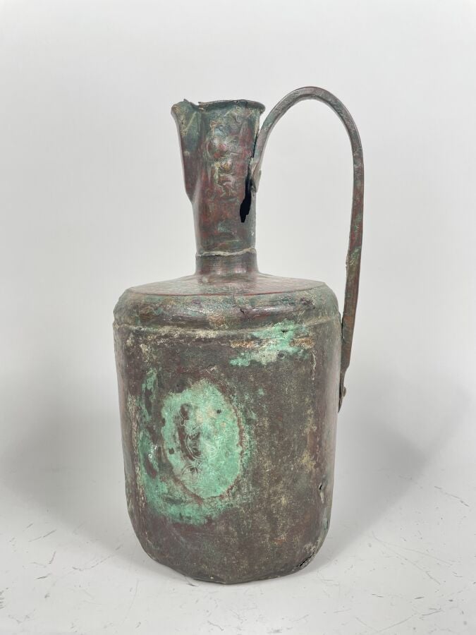 Aiguière en bronze Seldjoukide ; la panse gravée d'animaux et personnages styli…